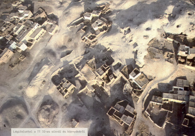 Légifelvétel a TT 32 sírról és környékéről 1990 márciusában