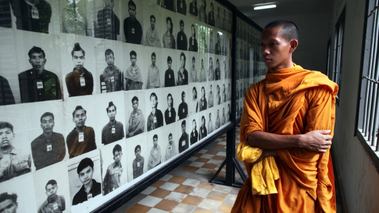 Buddhista szerzetes az S-21-ből kialakított emlékmúzeumban
