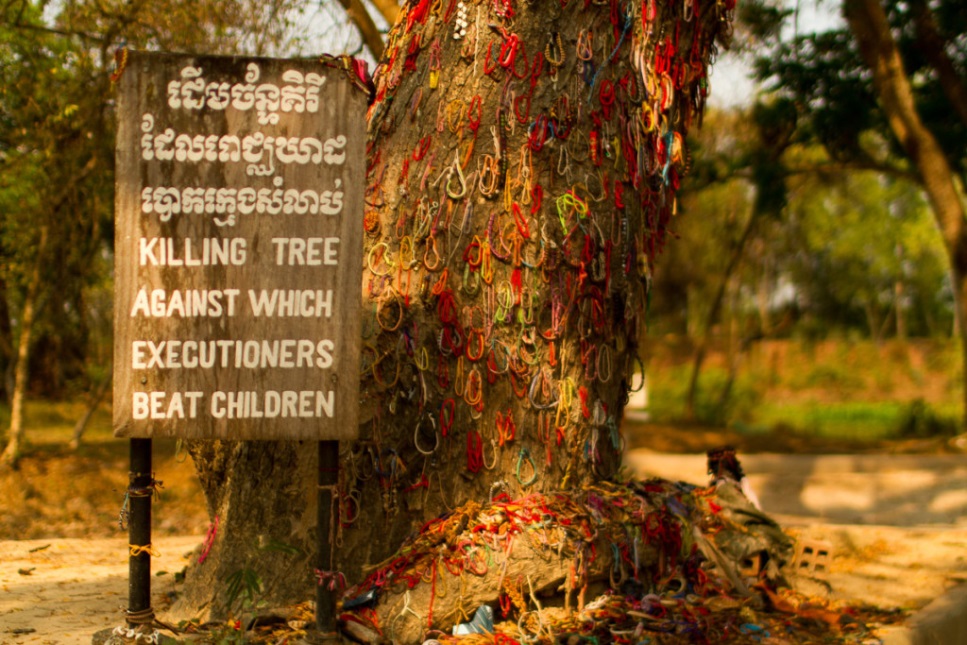 A Gyilkos mezők egyik fája, mely a meggyilkolt csecsemőknek állít emléket